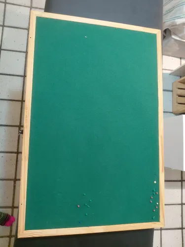 QUADRO PRA LEMBRETES E PROJETOS EM MADEIRA REAL E VELUDO VERDE