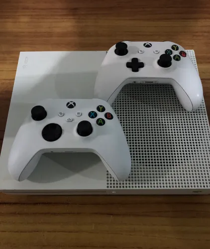 Xbox one S + 2 Controles Originais em Perfeito Estado