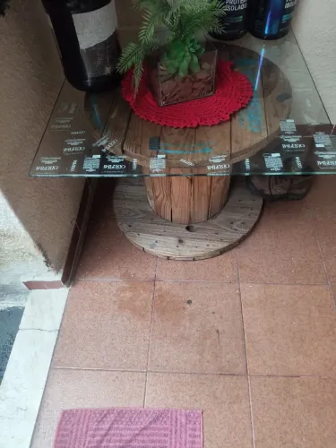 Mesa de vidro com base de madeira. Medida 80/80