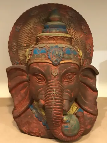 Máscara de Ganesha em Terracota Policromada - Arte Indiana - 25 cm