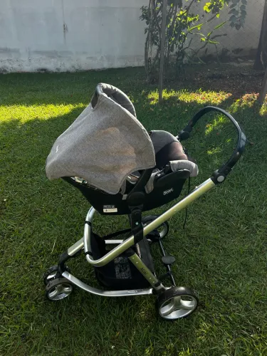 Carrinho de bebê c/ BB conforto + Banheira