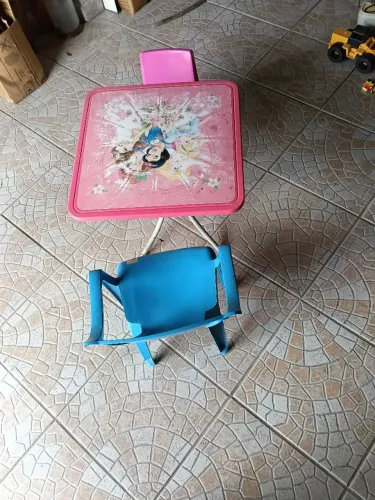 Mesinha infantil com cadeiras 