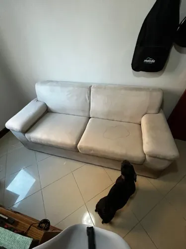 Sofá 3 lugares Sofá de 3 lugares. Estrutura integra. Muito conservado.