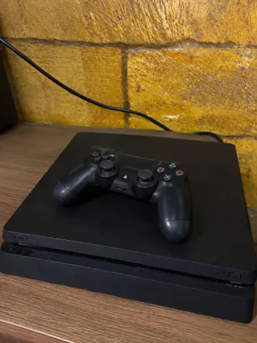 PS4 Slim 1TB + 2 Controles