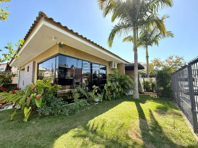 Casa térrea com 3 dormitórios no Estreito