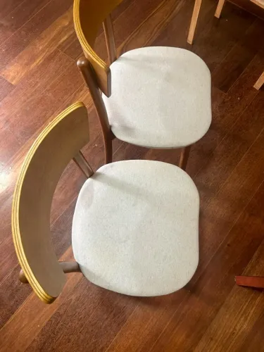 2x Cadeiras Curvas Catherine Madeira Verniz Amêndoa c/ Estofado Chumbo