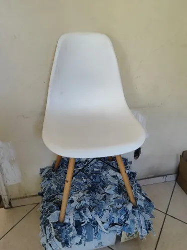 Cadeira retrô branca.