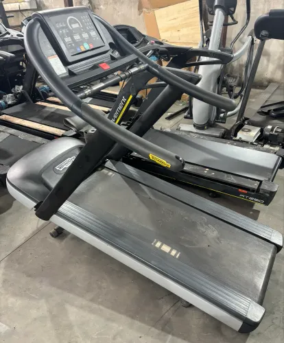 Esteira Profissional Technogym RUN 1000- Robustez, Design Italiano e Alta Durabilidade