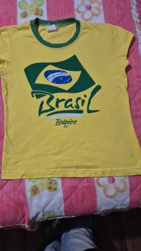 Vende-se camiseta do Brasil