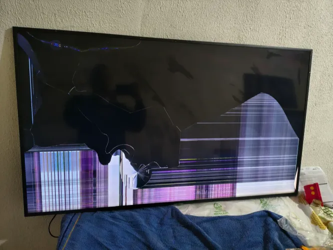 Tv Samsung 55 polegadas com tela quebrada porém está funcionando