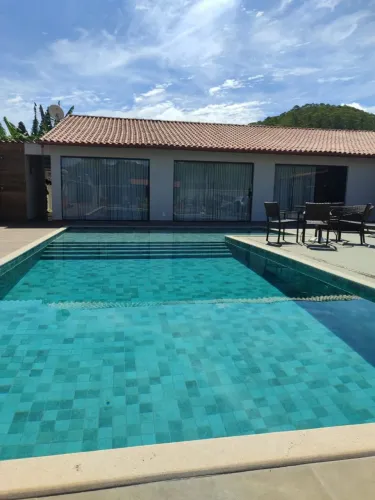 Vendo granja refinada, condomínio bairro igrejinha, valor R$ 750 mil.