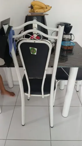 Vendo uma mesa com 4 cadeiras pedras de mármore seminova linda e conservada