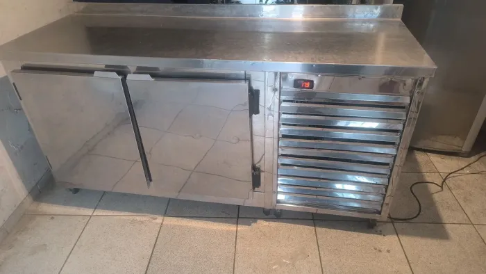 Balcão refrigerado inox dentro e foto 220v medidas 1,76x0,90 dependendo do local entrega
