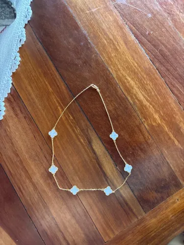 Corrente de prata banhada a 18k com detalhes de trevos