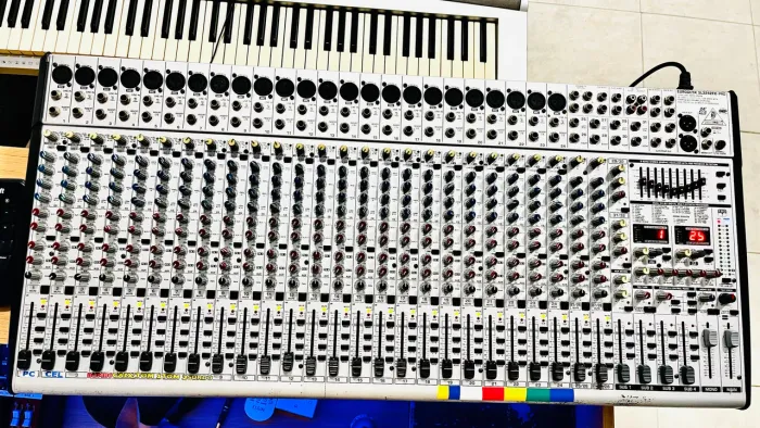 Mesa de Som BEHRINGER® EURODESK SL3242FX-PRO