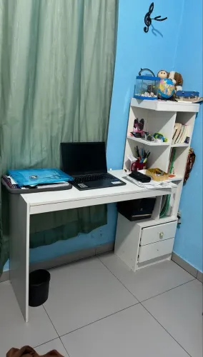 Escrivaninha de canto com estante