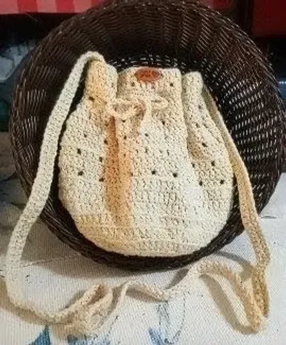 Bolsa de Crochê Off-White com Alça e Detalhe Floral