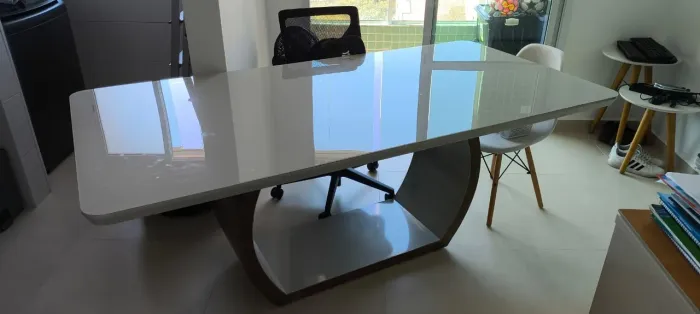 Vendo mesa moderna com capacidade para 8 cadeiras