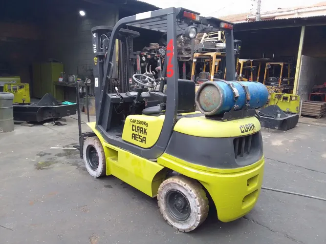 Empilhadeira Clark CQ25L, capacidade 2.500kg
