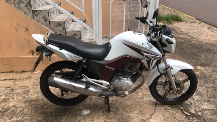 Vendo moto Honda 2014 , motor bom , pneus novos , preço abaixo da tabela fip