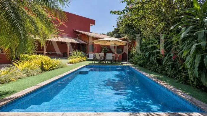 Casa de Alto Padrão com 4 Suítes, Piscina e Segurança em Laranjeiras