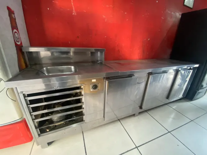 Balcão com Pia Refrigerado com 3 portas 220V 3.00MT comprimento