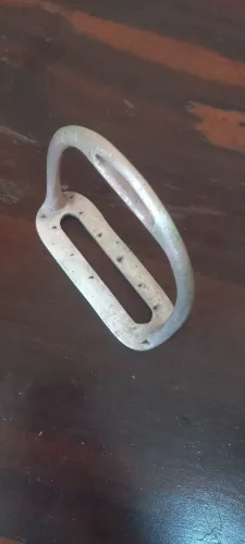 Estribo em metal antigo
