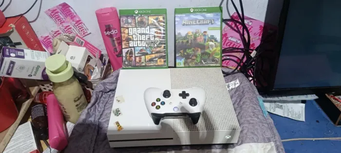 Xbox one s 500 controle original dois jogos GTA v Minecraft original