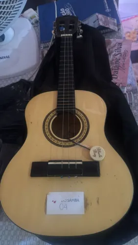 Vendo cavaquinho vogga já usado 2 mão elétrico.
