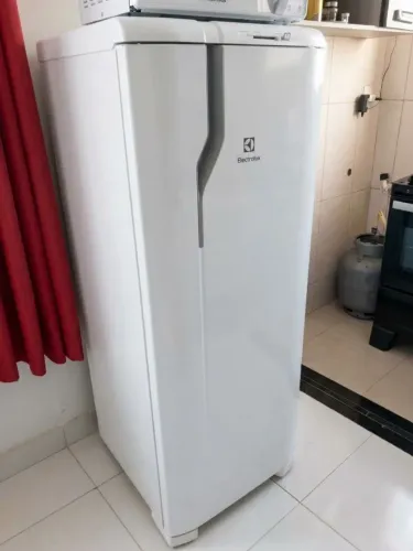 Geladeira Electrolux Cycle Defrost 240L Degelo Prático Porta Branca (RE31)