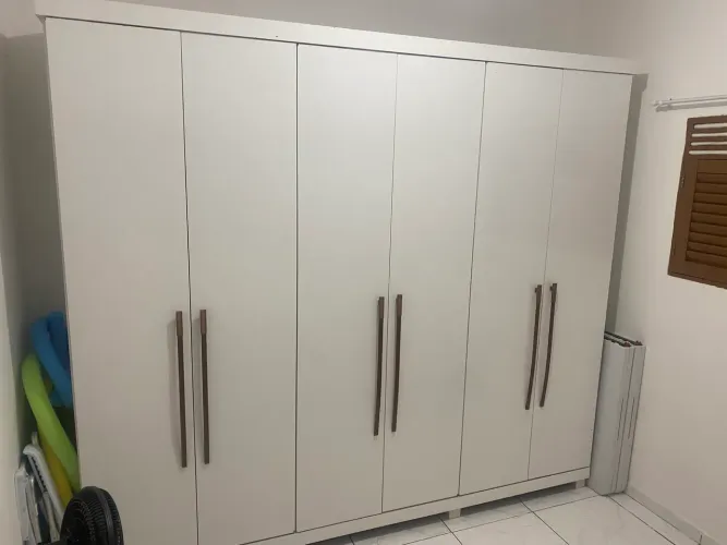 Guarda-Roupa gigante muito conservado