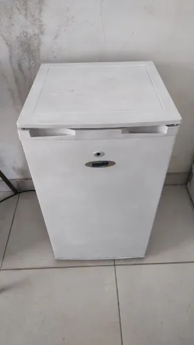 Vendo frigobar vision 100L 220v funciona perfeitamente leia a descrição do anúncio. 