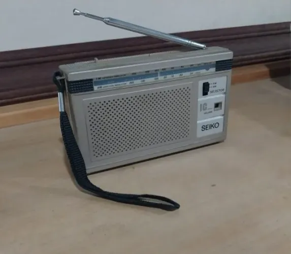 Rádio portátil vintage da marca Seiko, modelo M-70 - FUNCIONANDO!