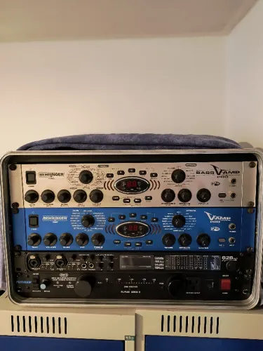 conjunto de Amplificadores de Guitarra e Baixo Beheinger , 1 Motu 828 MK3 e Furman PL8 II