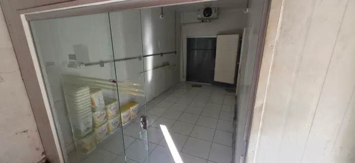 Loja com câmara frigorífica refrigerada e congelados