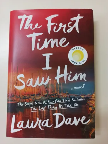 Livro The First Time I Saw Him de Laura Dave em inglês. 