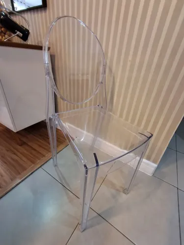 Cadeira em acrílico transparente
