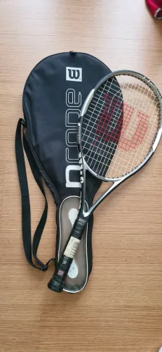 Raquete de Tênis Wilson H-RIVAL 4 1/4. Ótimo estado.  Trocar apenas 2 cordões. 