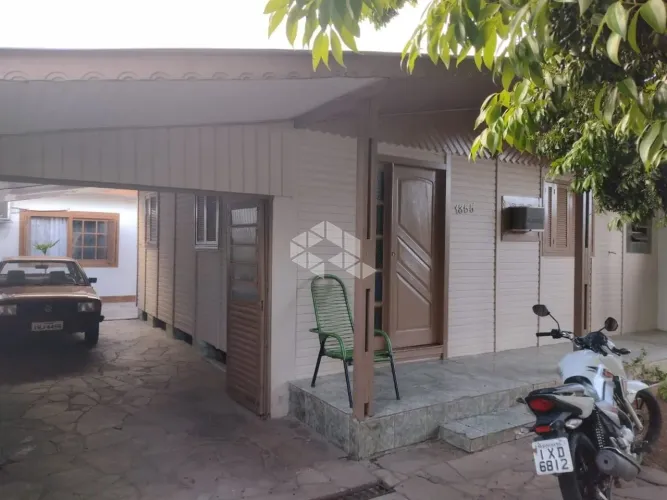 Terreno com 2 casas de madeira no bairro Moinhos de Vento em Canoas