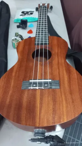Ukulele tenor acústico 
