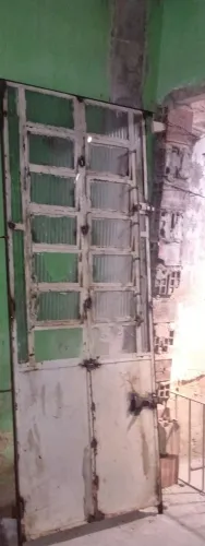 Porta de ferro antiga
