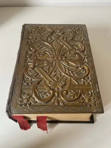 Torá Judaica 1966 - Edição Rara com Encadernação em Cobre e Prata