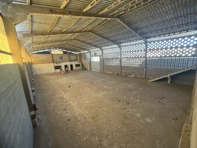 Galpão reformado 700m² pé direito 8m - Versatilidade e estrutura completa