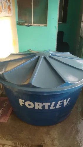 Caixa d'água 1000 Litros boa R$ 150 comprei para ajeitar e vender cuida !