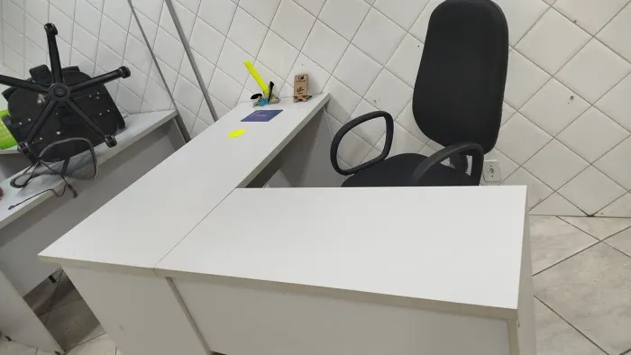 Vendo 3 mesas de escritório e 3 cadeiras e 1 mesa de redonda com 4 cadeiras