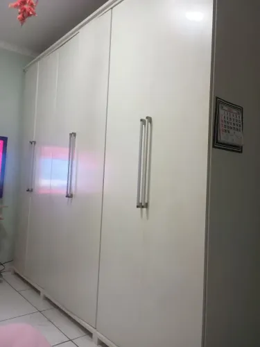 Vendo guarda roupa de 6 portas 2,47 metros de altura em ótimo estado de conservação