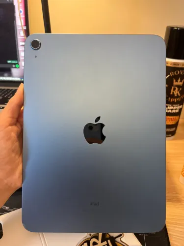 iPad 10 geração azul 64GB e Magic Keyboard Fólio branco
