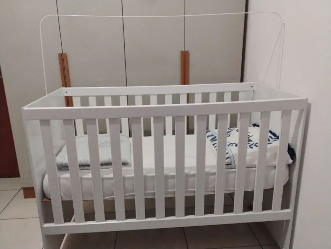 Berço de bebê bem pouco usado com o colchão