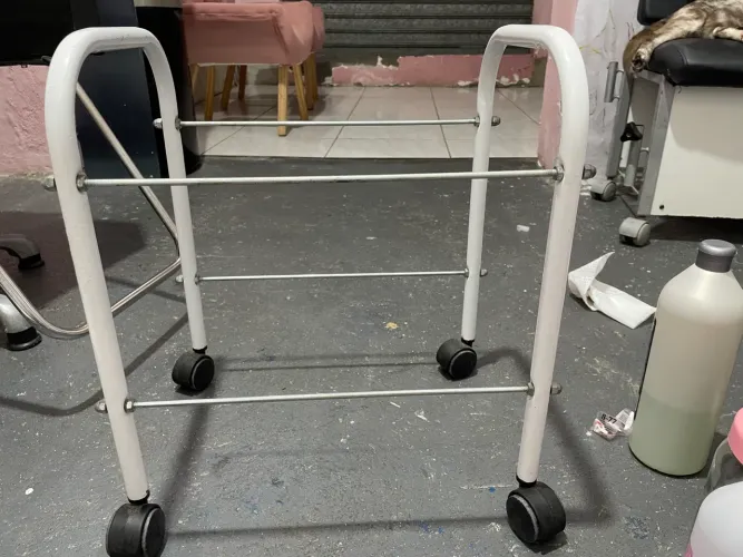 Carinho auxiliar de manicure 