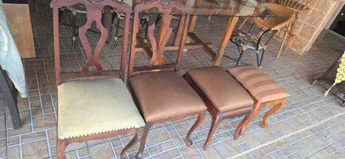 3 cadeiras e 2 banquetas 